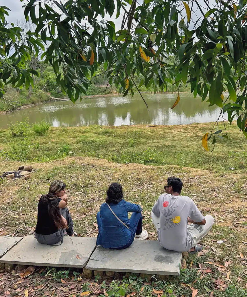 Friends of Earthness relaxing next to the lake near Earthness